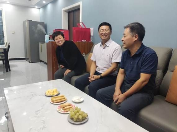 说明: J:\新闻传播学院办公室\银龄\2023-2024学年第1学期\新闻传播学院中秋、国庆节慰问银龄计划教授照片\陈福宝教授2.jpg